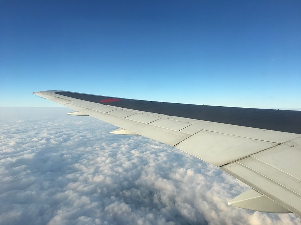 飛行機の窓からの青空の眺め